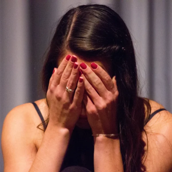 Despre rușine și vulnerabilitate, descoperă cum ne influențează viața emoțională și cum să le gestionezi pentru a trăi mai autentic și echilibrat.