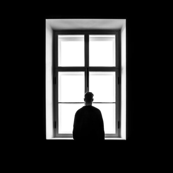 Izolare și anxietate: Cum să faci față fricii și vulnerabilității